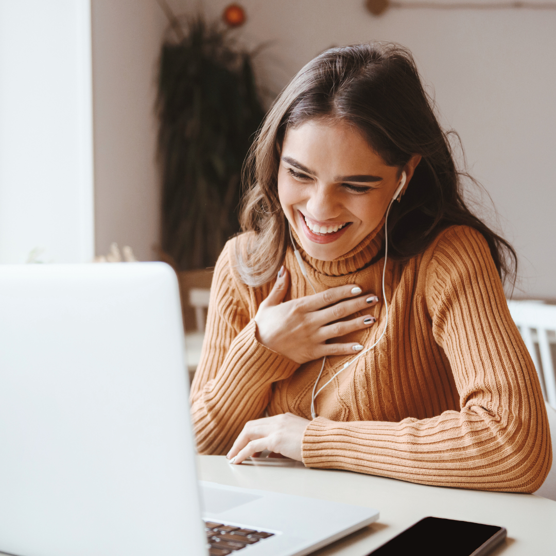 Frau vor dem Computer, Video-Call