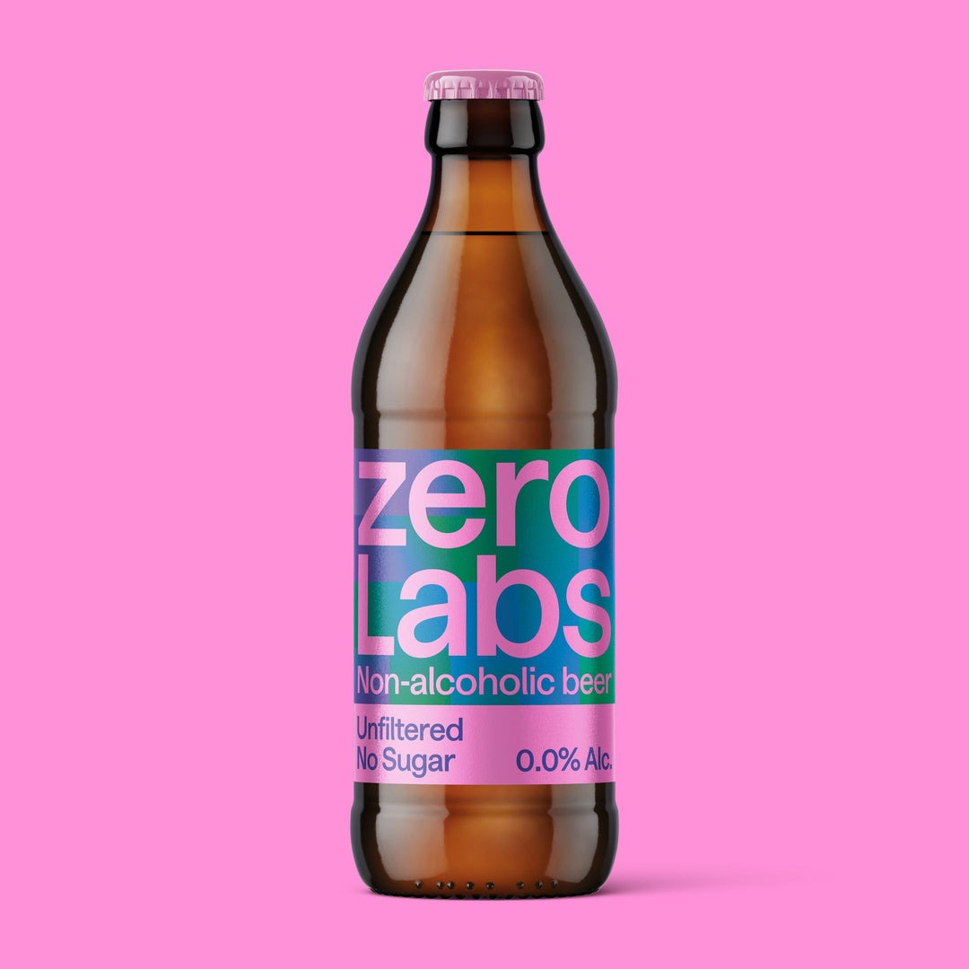 Zero Labs alkoholfreies Bier vor pinkem Hintergrund