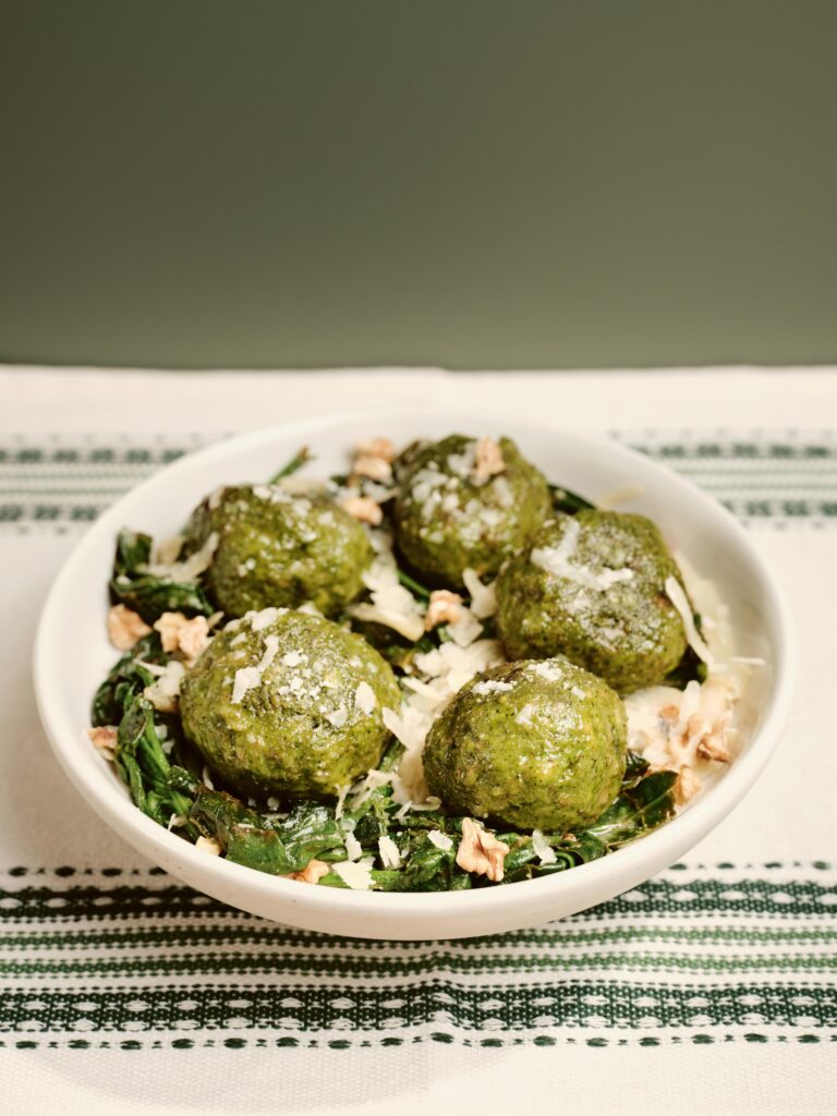 Spinatknödel aus "Meine Tiroler Welt" von Viktoria Fahringer - wien.immer
